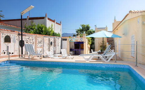 Pedro: L'Eau, Propriété, Ciel, Piscine, Plante, Bleu, Bleu Azur, Bâtiment, Mobilier De Jardin, Plan D'Eau