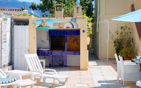 Pedro: Propriété, Plante, Bleu Azur, Architecture, Design Intérieur, Ombre, Mur, Loisir, Mobilier De Jardin, Arbre