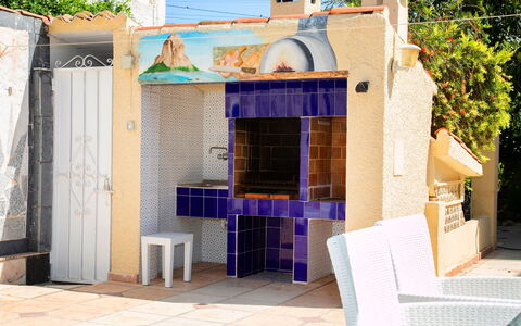 Pedro: Propriété, Bleu Azur, Bâtiment, Ombre, Zone Résidentielle, Immobilier, Façade, Loisir, Surface De La Route, Arbre