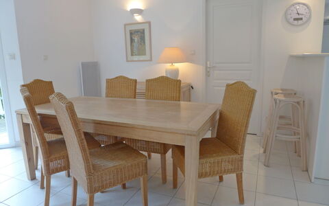 Eden Club: Pièce, Propriété, Meubles, Salle À Manger, Table, Sol, Design Intérieur, Maison, Bâtiment, Chaise