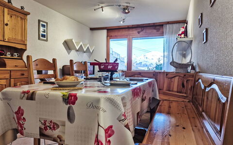 Nendaz 379: Meubles, Design Intérieur, Domicile, Pièce, Plafond, Chalet, Chaise, Tache De Bois, Cabinetry, Luminaire