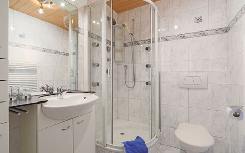Cervin: Salle De Bains, Propriété, Pièce, Luminaire Plomberie, Design Intérieur, Tuile, Immobilier, Robinet, Architecture, Porte De Douche
