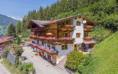Alpin: Propriété, Maison, Village De Montagne, Domicile, Paysage Naturel, Bâtiment, Immobilier, Station De Montagne, Biens, Chaîne De Montagnes