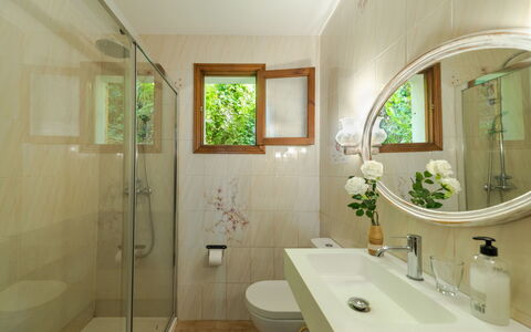 Cala Tuent: Salle De Bains, Propriété, Pièce, Design Intérieur, Vert, Plafond, Bâtiment, Maison, Baignoire, Immobilier