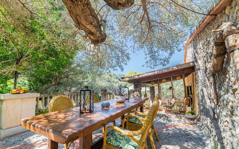 Cala Tuent: Table, Propriété, Meubles, Bâtiment, Feuille, La Nature, Bois, Plante, Tableau De Plein Air, Mobilier De Jardin