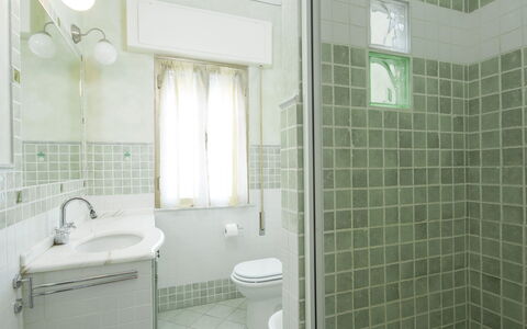 Il Litorale: Salle De Bains, Propriété, Pièce, Tuile, Vert, Design Intérieur, Immobilier, Architecture, Bâtiment, Accessoire Salle De Bain