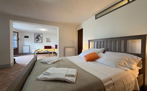 Villa Eleonora: Lit, Meubles, Design Intérieur, Chambre, Literie, Drap De Lit, Sol, Sol, Mur, Pièce