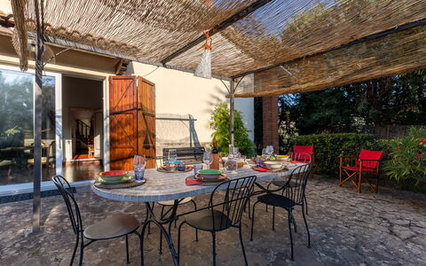Villa Mimosa: Table, Plante, Meubles, Chaise, Ombre, Bois, Mobilier De Jardin, Arbre, Tableau De Plein Air, Loisir