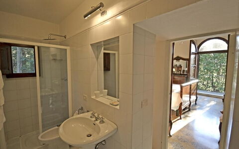 Villa Santa Maria: Propriété, Pièce, Salle De Bains, Bâtiment, Maison, Immobilier, Domicile, Design Intérieur, Sol, Tuile