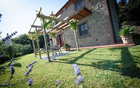 Villa Rubino: Propriété, Maison, Pelouse, Immobilier, Herbe, Cour, Bâtiment, Jardin, Domicile, Architecture