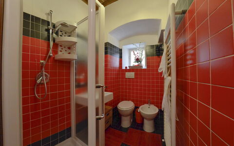Appartamento Il Teatro: Rouge, Pièce, Salle De Bains, Propriété, Toilette, Luminaire Plomberie, Tuile, Architecture, Maison, Salle De Repos