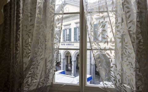 Appartamento Il Teatro: Architecture, Rideau, Design Intérieur, Fenêtre, Bâtiment, Pièce, Textile, Traitement De Fenetre, Daylighting, Verre