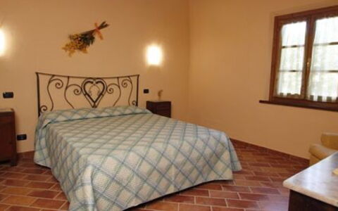 Villa Camelia: Chambre, Lit, Pièce, Drap De Lit, Meubles, Literie, Propriété, Mur, Sol, Cadre De Lit