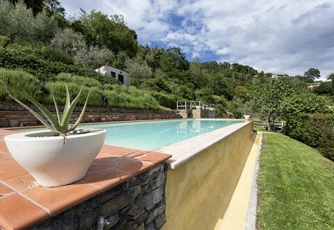 Villa Del Sole: Propriété, Immobilier, Piscine, Maison, Vacances, Arbre, Villa, Bâtiment, Biens, Arrière-Cour