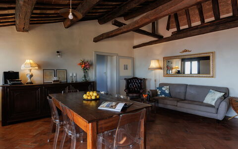 Terrazza Cortonese: Meubles, Table, Propriété, Cadre, Bois, Design Intérieur, Canapé, Chaise, Sol, Salon