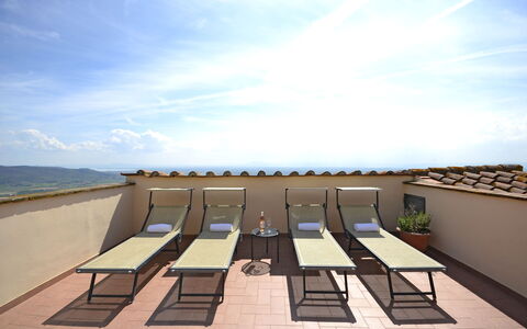 Terrazza Cortonese: Ciel, Architecture, Bâtiment, Maison, Toit, Horizon, Mer, Meubles