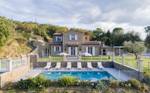 Villa Chiara: Propriété, Maison, Bâtiment, Domicile, Biens, Immobilier, Zone Résidentielle, Architecture, Villa, Piscine