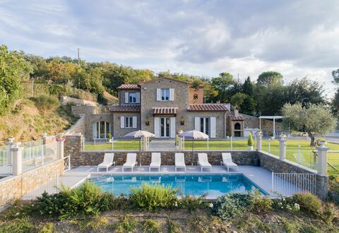 Villa Chiara: Propriété, Maison, Bâtiment, Domicile, Biens, Immobilier, Zone Résidentielle, Architecture, Villa, Piscine