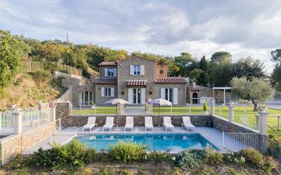 Villa Chiara: Swimming pool and outdoor view
