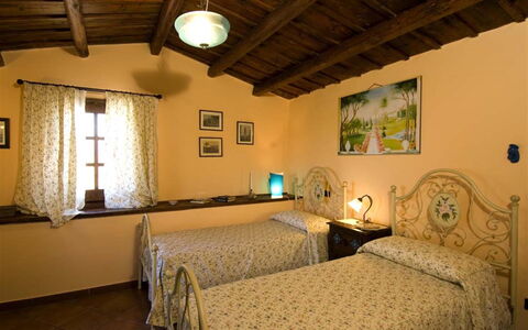 Villa Ivoni: Chambre, Pièce, Lit, Propriété, Meubles, Bâtiment, Drap De Lit, Design Intérieur, Cadre De Lit, Plafond