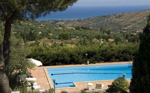 Villa Ivoni: Piscine, Propriété, Bleu Azur, Vacances, Maison, Villa, Recours, Arbre, Immobilier, Biens