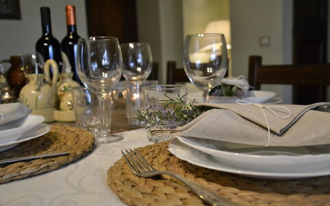 Villa Il Borgo: Nappe De Table, Table, Vaisselle, Verre De Vin, Aliments, Verres À Pied, Vaisselle, Assiette