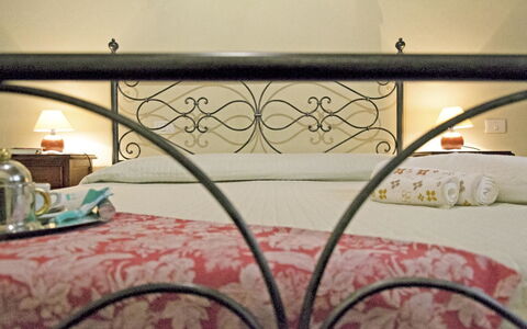 Casa Cristina: Le Fer, Cadre De Lit, Pièce, Lit, Meubles, Métal, Mur, Table, Design Intérieur, Architecture