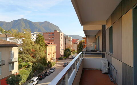 Shina App. 8: Ciel, Bâtiment, Fenêtre, Plante, Voiture, Nuage, Design Urbain, Condominium, Véhicule
