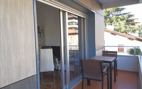 Shina App. 8: Propriété, Bâtiment, Fenêtre, Bois, Porte, Design Intérieur, Plante, Ombre, Chaise