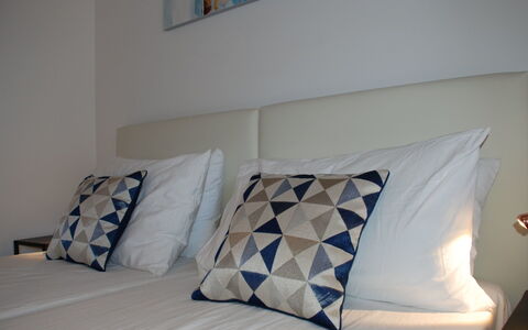 Shina App. 8: Meubles, Oreiller, Pièce, Chambre, Literie, Coussin, Lit, Propriété, Design Intérieur, Drap De Lit