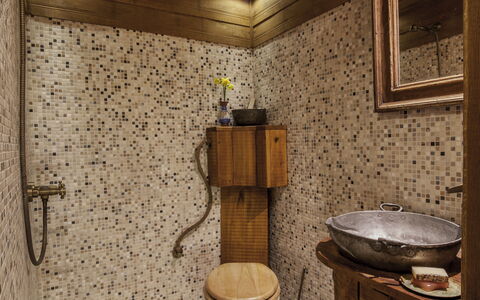 Karashka: Pièce, Propriété, Salle De Bains, Toilette, Luminaire Plomberie, Maison, Architecture, Design Intérieur, Siège De Toilette, Tache De Bois