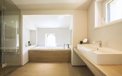 Villa Degli Ulivi: Salle De Bains, Pièce, Propriété, Design Intérieur, Sol, Tuile, Baignoire, Luminaire Plomberie, Plafond, Bâtiment