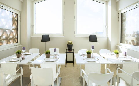 Villa Degli Ulivi: Blanc, Pièce, Restaurant, Design Intérieur, Propriété, Meubles, Table, Bâtiment, Jaune, Salle À Manger