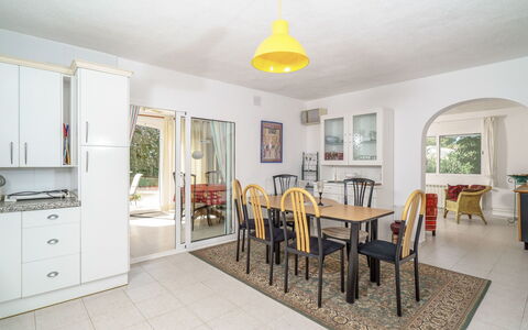 Bosque: Propriété, Pièce, Jaune, Meubles, Immobilier, Salle À Manger, Bâtiment, Design Intérieur, Sol, Maison