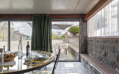 Serena: Bâtiment, Propriété, Table, Plante, Fenêtre, Maison, Ombre, Vaisselle, Sol, Salon