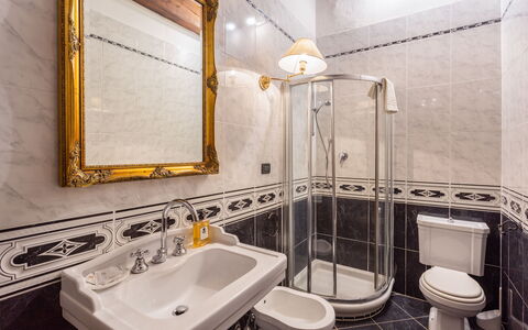 Villa Francesca: Salle De Bains, Propriété, Pièce, Design Intérieur, Luminaire Plomberie, Maison, Bâtiment, Tuile, Immobilier, Architecture