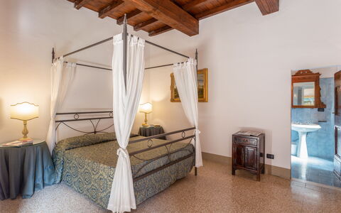 Villa Francesca: Lit, Pièce, Propriété, Meubles, Chambre, Sol, Cadre De Lit, Plafond, Design Intérieur, Maison