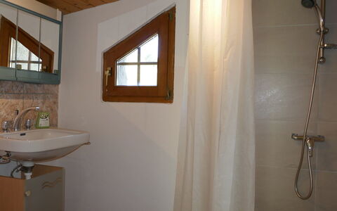 Baita Ficc: Salle De Bains, Pièce, Propriété, Mur, Plafond, Maison, Design Intérieur, Luminaire Plomberie, Accessoire Salle De Bain, Tuile