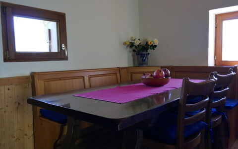Baita Ficc: Pièce, Meubles, Propriété, Table, Violet, Sol, Design Intérieur, Bâtiment, Maison, Dur