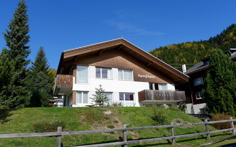 Tgesa Pitgmun: Maison, Propriété, Domicile, Immobilier, Bâtiment, Architecture, Toit, Chalet, Ciel, Zone Résidentielle
