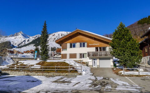 Tgesa Pitgmun: Ciel, Bâtiment, Neige, Montagne, Fenêtre, Arbre, Pente, Mélèze, Maison, Plante