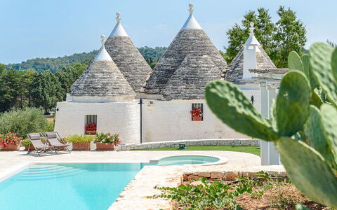Trullo Oak: Plante, L'Eau, Propriété, Ciel, Arbre, Piscine, Terrestre Des Plantes, Herbe, Chaise, Immobilier