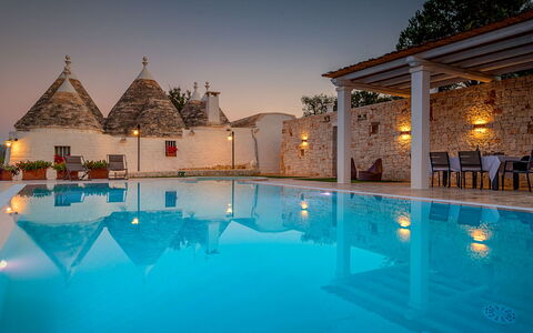 Trullo Oak: L'Eau, Ciel, Piscine, Bleu Azur, Plante, Bâtiment, Éclairage, Arbre, Plan D'Eau, Nuage