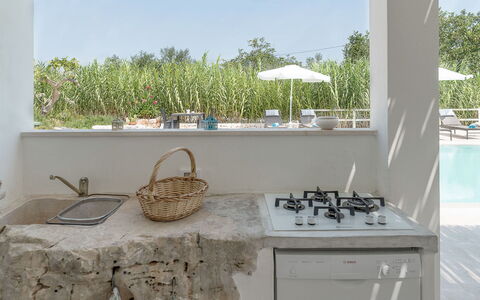 Trullo Oak: Plante, Propriété, Ciel, Comptoir, Cuisinière, Ombre, Design Intérieur, Cuisine, Luminaire Plomberie, Sol