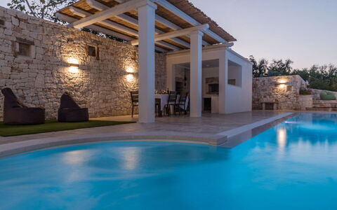 Trullo Oak: L'Eau, Plante, Propriété, Piscine, Bleu, Ciel, Bâtiment, Arbre, Ombre, Design Intérieur