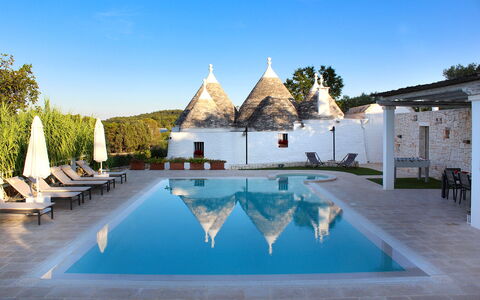 Trullo Oak: Ciel, L'Eau, Propriété, Bleu Azur, Bâtiment, Arbre, Architecture, Plan D'Eau, Loisir, Ombre