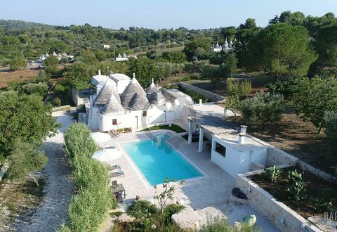 Trullo Oak: L'Eau, Plante, Ciel, Arbre, Bâtiment, Bleu Azur, Piscine, Immobilier, Loisir, Paysage