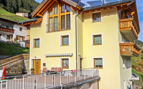 Sailer: Propriété, Bâtiment, Maison, Jaune, Architecture, Domicile, Immobilier, Ville, Zone Résidentielle, Façade
