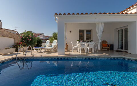 Montgri: Propriété, Piscine, Bâtiment, Maison, Immobilier, Domicile, Biens, Villa, Bleu Azur, Zone Résidentielle
