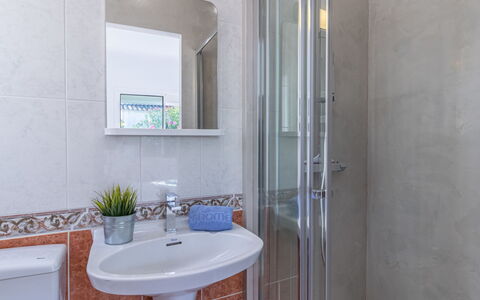 Montgri: Salle De Bains, Propriété, Pièce, Tuile, Robinet, Design Intérieur, Immobilier, Bâtiment, Mur, Architecture